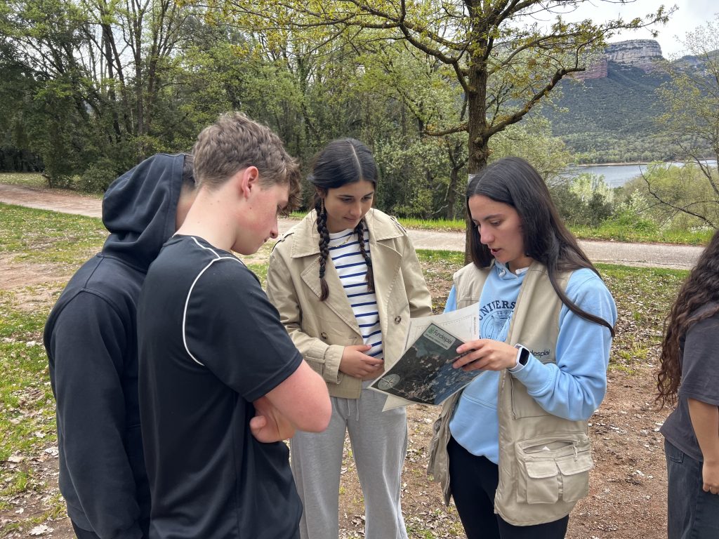 Schüler:innen in Spanien entdecken die Natur vor Ort während eines Real-world Labs in Can Mateu, Spanien